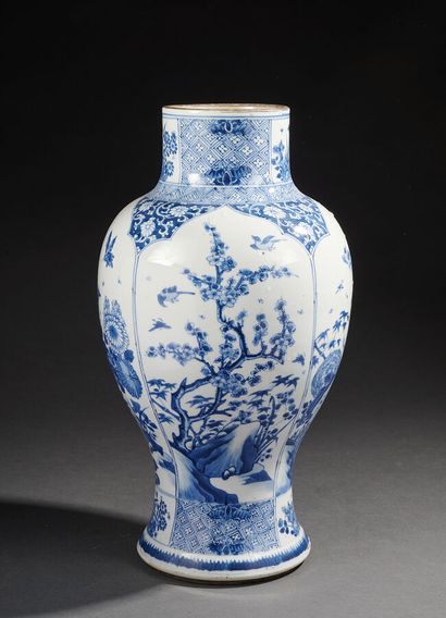 null CHINE - Epoque KANGXI (1662 - 1722)

Vase de forme balustre en porcelaine décorée...