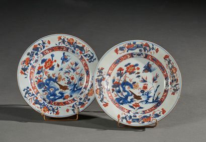 null Paire d'assiettes en porcelaine Imari, à décor polychrome et doré de rochers,...