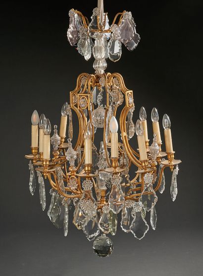 null Grand lustre en bronze doré à pampilles.

Style Louis XV

Hauteur : 119 cm

On...