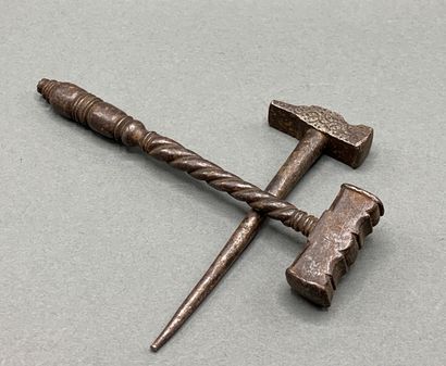null Deux marteaux en fer, un portant la date de 1676.

XVIIe, 1676, et XVIIIe siècle...