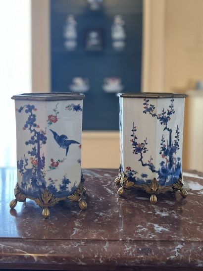 null JAPON, Kakiemon - Epoque EDO (1603 - 1868), XVIIe/XVIIIe siècle

Paire de bouteilles...