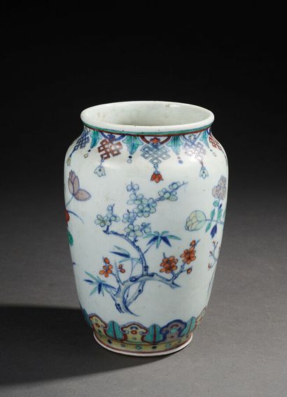 null CHINE - XVIIIe siècle

Vase de forme balustre en porcelaine décorée en bleu...