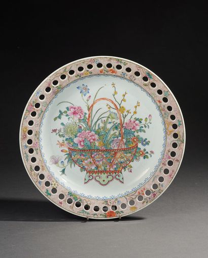 null 
CHINE - XIXe siècle




Plat en porcelaine émaillée polychrome dans le style...