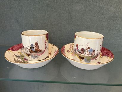 null Deux tasses en porcelaine de Saxe à décor d'animaux polychrome dans des réserves.

XVIIIe...