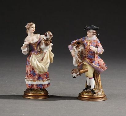 null Paire de flacons à parfum en porcelaine de Saxe représentant deux personnages...