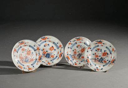 null Suite de 4 assiettes en porcelaine Imari, à décor polychrome et doré de rochers,...