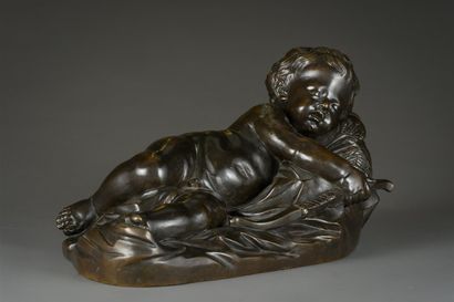 null Importante sculpture en bronze ciselé à patine brune représentant Cupidon endormi...