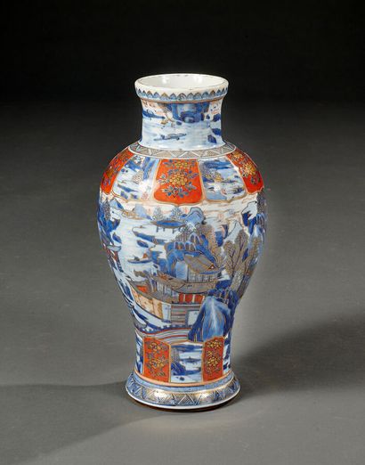 null Vase en porcelaine de Chine à décor de paysages montagneux et réserves fleuries...