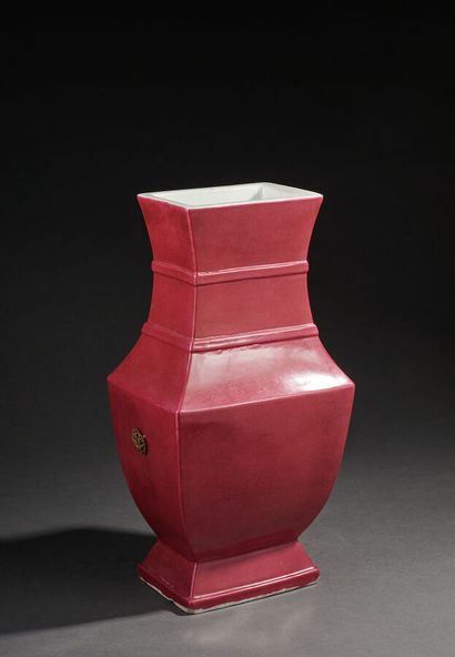 null Vase en pocelaine de Chine à couverte rouge/violet (orné de deux pastilles de...