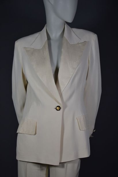 null GIANNI VERSACE

Veste de smoking femme GIANNI VERSACE VERSATILE COUTURE. Circa...