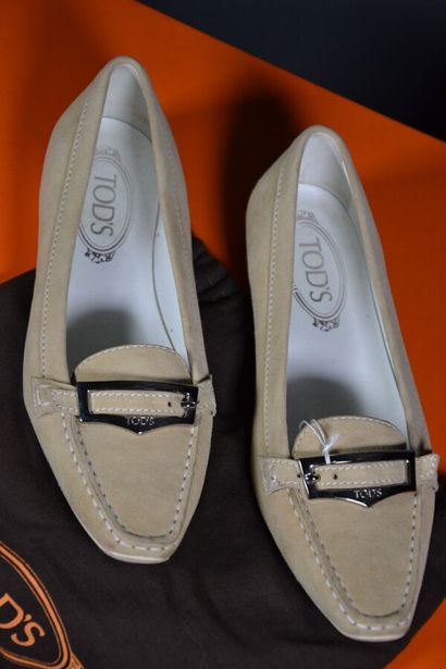 null TOD'S.

Paires de mocassins 

Ils sont réalisés en cuir velours de couleur beige....