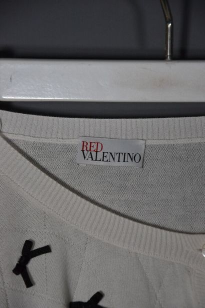 null VALENTINO Red / CELINE Paris

Lot de 2 vêtements femme dont: 

1- Cardigan VALENTINO...