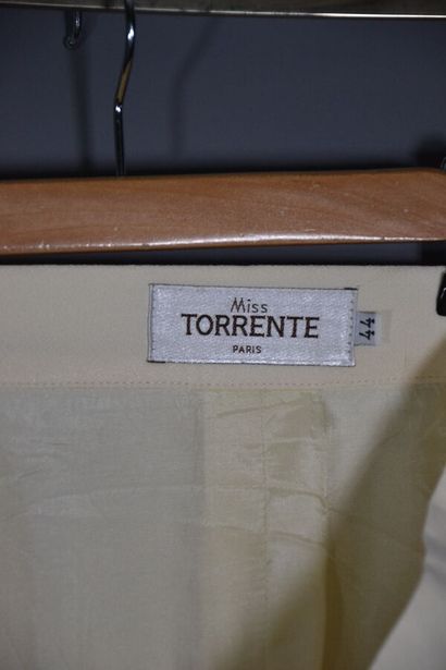 null Lot de 2 vêtements TORRENTE dont:

1- Veste TORRENTE HAUTE-COUTURE Paris. Hiver...