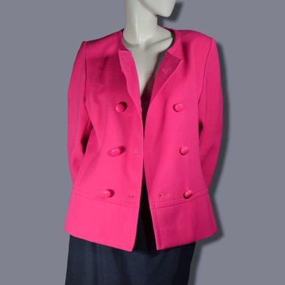 null GIVENCHY / YVES SAINT LAURENT

Lot de 2 vêtements femme dont:

1- Veste Boutiques...