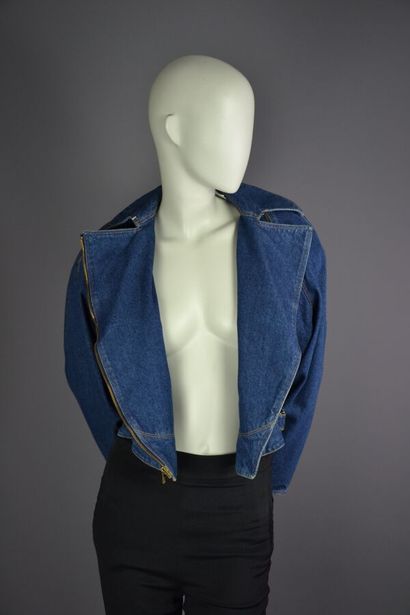 null ALAIA

Bombers ALAIA PARIS. Collection 1985

Il est taillé dans un coton denim...