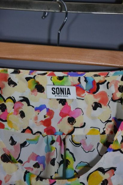 null SONIA RYKIEL

Lot de 2 vêtements SONIA RYKIEL dont:

1- Blouse Sonia by Sonia...