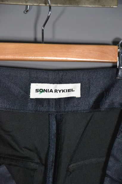 null SONIA RYKIEL

Lot de 2 vêtements SONIA RYKIEL dont:

1- Blouse Sonia by Sonia...