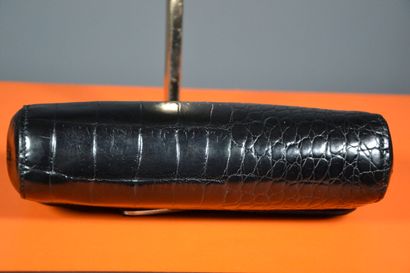 null Pochette FURLA

Elle est réalisée en cuir noir avec un effet crocodile. La forme...