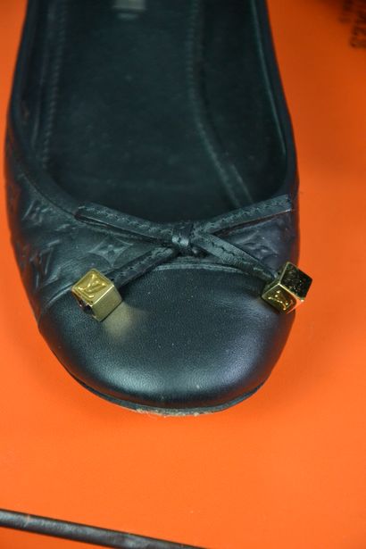 null 
Ballerines LOUIS VUITTON Paris.



Elles sont réalisées en cuir mât noir avec...