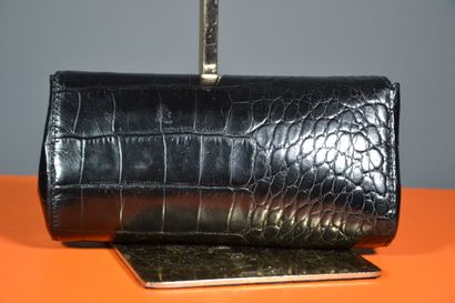 null Pochette FURLA

Elle est réalisée en cuir noir avec un effet crocodile. La forme...