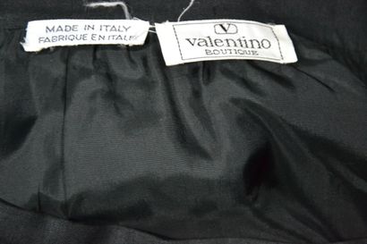 null VALENTINO

Lot de 2 vêtements femme dont:

1- Blouse légère Valentino Studio....