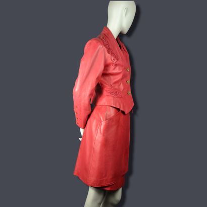 null COURREGE

Rare tailleur cuir par Courrèges Paris. Circa 1980.

Il est taillé...