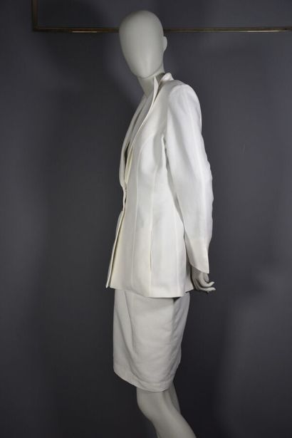 null THIERRY MUGLER

Ensemble tailleur THIERRY MUGLER COUTURE.

Il est taillé dans...