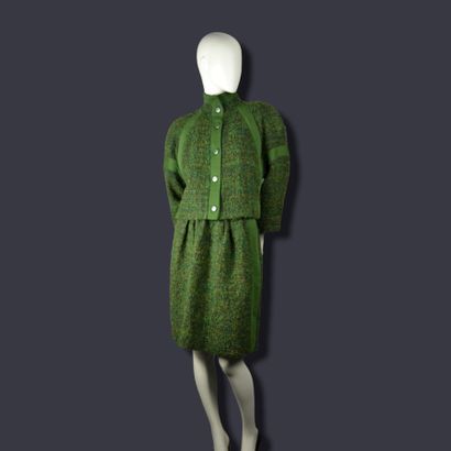 null LANVIN

Ensemble hiver Lanvin Paris. Circa 1980. 

Il est taillé dans un épais...