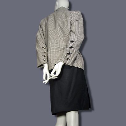 null Lot de 2 vêtements femme dont:

1- Veste tailleur Yves-Saint-Laurent Rive Gauche....