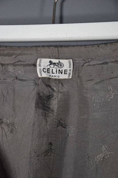 null CELINE

Lot de de vêtements femme dont:

1- Top Céline. Il est taillé dans un...