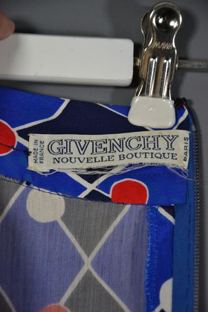 null GIVENCHY 

Robe d'été GIVENCHY Nouvelle-Boutique Paris. Circa 1980. 

Elle est...