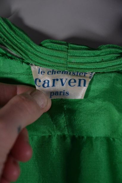 null CARVEN/ EMANUEL UNGARO

Lot de vêtements femme dont:

1- Blouse Le chemisier...