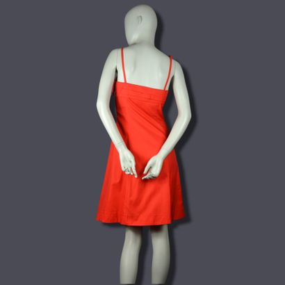 null CELINE

Robe d'été Céline. Elle est taillée dans un coton de couleur rouge vermillon.La...