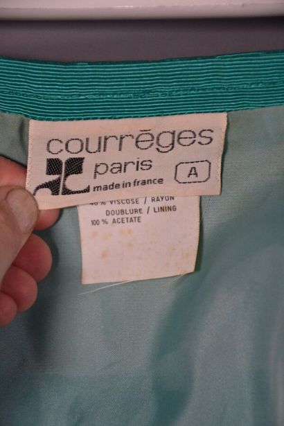 null COURREGE

Ensemble tailleur Courrèges Paris. Circa 1980. Il est taillé dans...