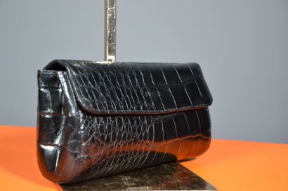 null Pochette FURLA

Elle est réalisée en cuir noir avec un effet crocodile. La forme...