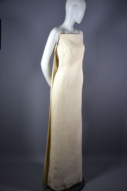 null Robe d'été couture dégriffée. Attribuée à BALENCIAGA.

Elle est taillée dans...