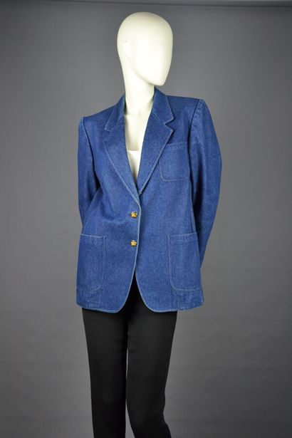  BURBERRY'S 
Veste blazer en jean bleu. Elle possède un col cranté et s'ouvre sur...
