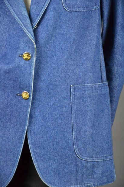  BURBERRY'S 
Veste blazer en jean bleu. Elle possède un col cranté et s'ouvre sur...