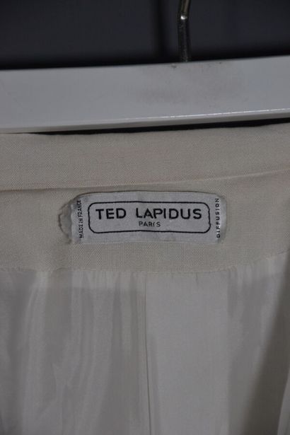 null TED LAPIDUS / CHRISTIAN DIOR

Lot de 2 vêtements femme dont:

1- Veste TED LAPIDUS...