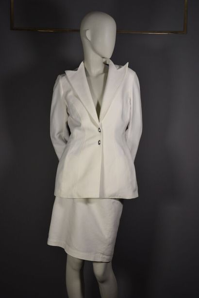 null THIERRY MUGLER

Ensemble tailleur THIERRY MUGLER COUTURE.

Il est taillé dans...