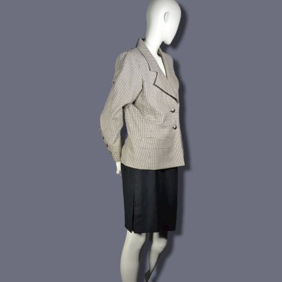 null Lot de 2 vêtements femme dont:

1- Veste tailleur Yves-Saint-Laurent Rive Gauche....
