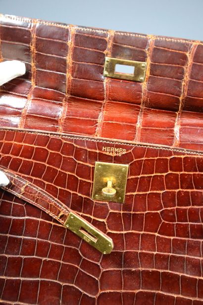 null HERMES PARIS

Sac KELLY par HERMES PARIS. modèle vintage.

Il est réalisé en...