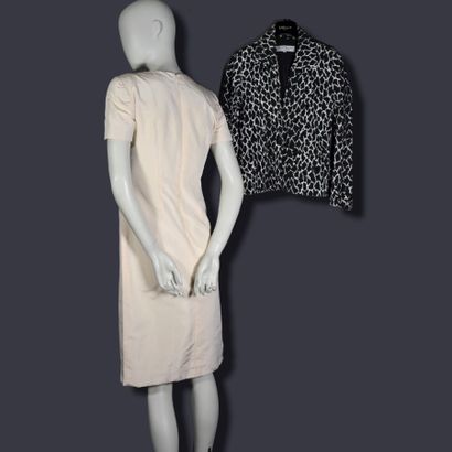 null YVES SAINT LAURENT / SHALA

Lot de 2 vêtements femme dont:

1- Veste Yves-Saint-Laurent...