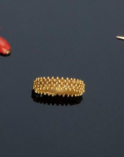 null 
Bague anneau en or jaune 14 k (585 millièmes) à décor d'un semi de grains en...