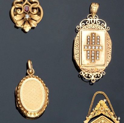 null Deux pendentifs porte-photo en or jaune 18 k (750 millièmes), l'un à décor d'une...