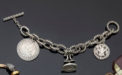 null Bracelet en argent à pendeloques comprenant une médaille de St Christophe, une...