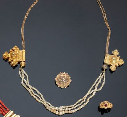 null 
Collier ethnique en or jaune 14 k (750 millièmes) orné de perles baroques et...
