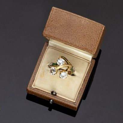 null 
Bague fleur en or jaune 18 k (750 millièmes) ornée de trois diamants de tailles...