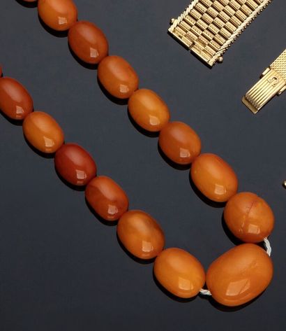 Important collier de perles ovales en ambre...
