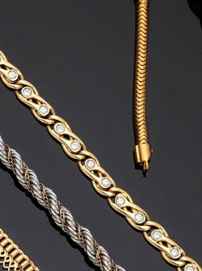 null Collier en or jaune 18 k (750 millièmes) serti de 22 diamants en chute.

Poids...